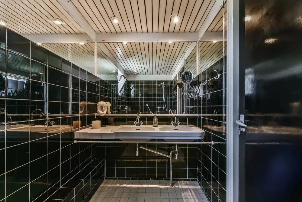 Baño con bañera antigua antes de la reforma, en Madrid