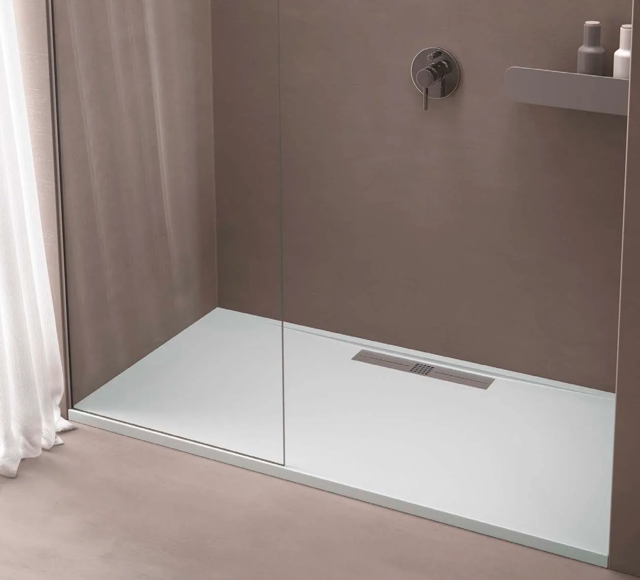 Plato de ducha blanco instalado en un baño