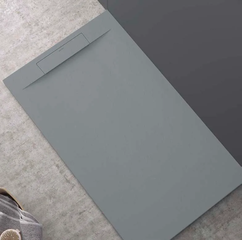 Plato de ducha gris claro instalado en un baño