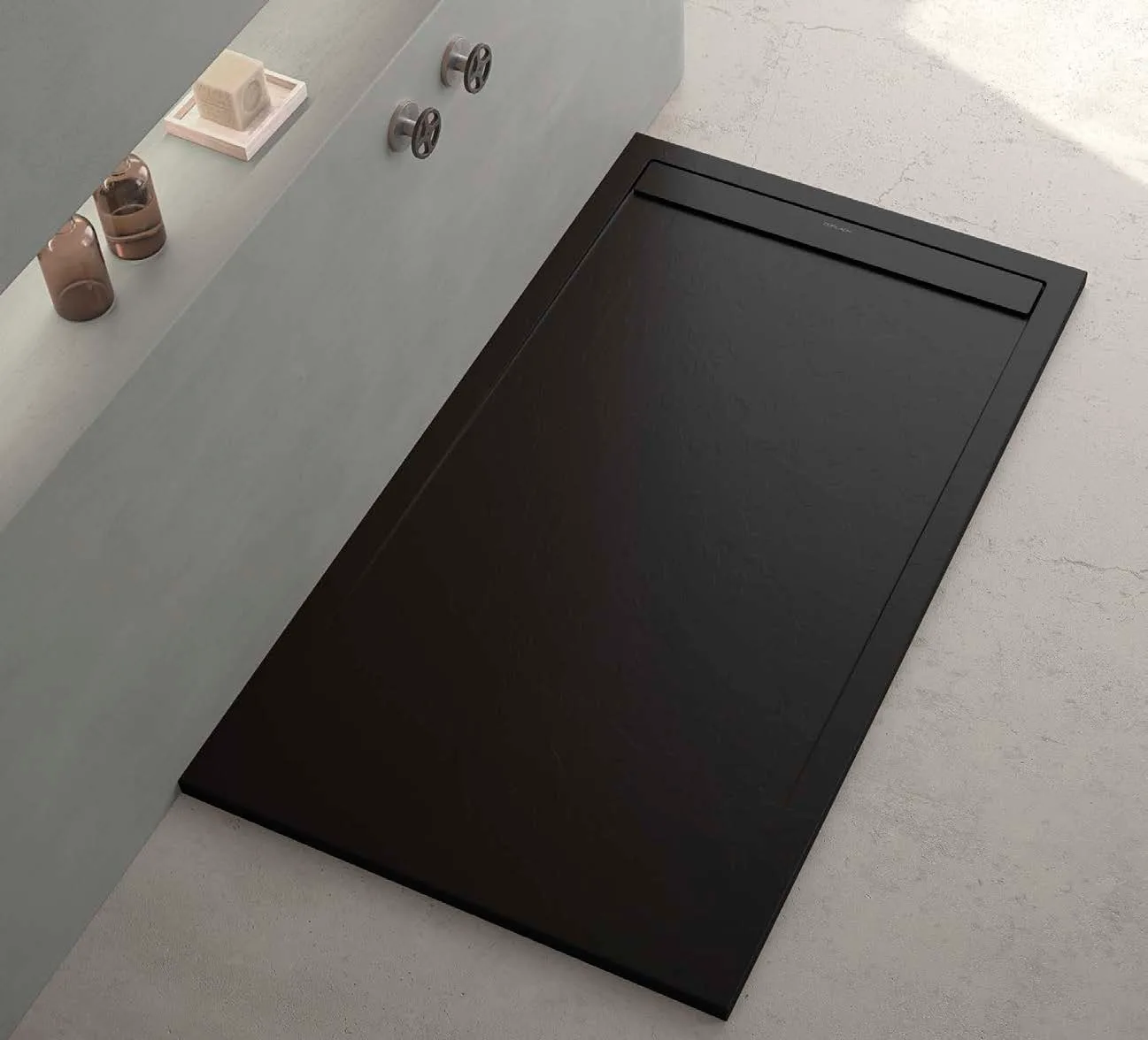 Plato de ducha negro instalado en un baño