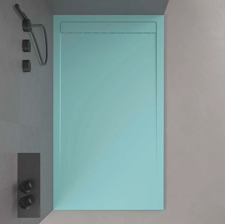 Plato de ducha turquesa instalado en un baño