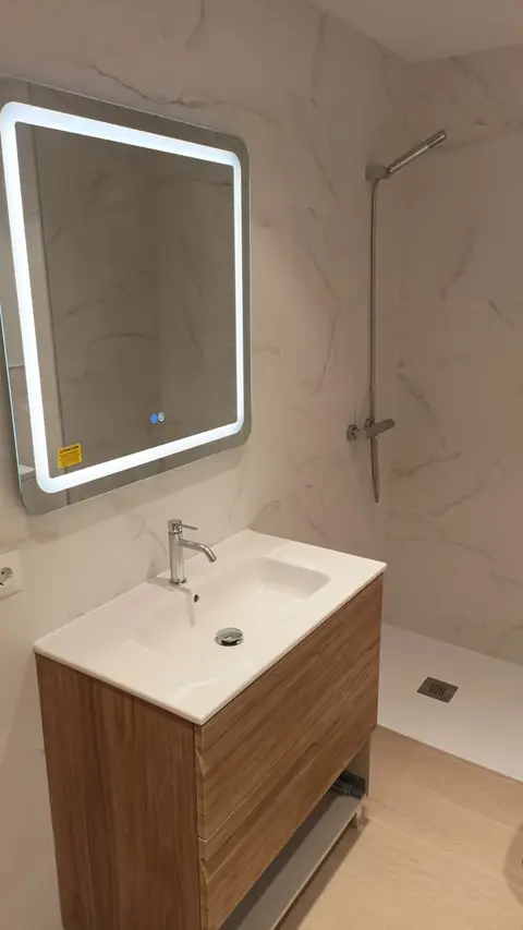 Mueble de lavabo de madera y espejo LED con revestimiento de efecto mármol