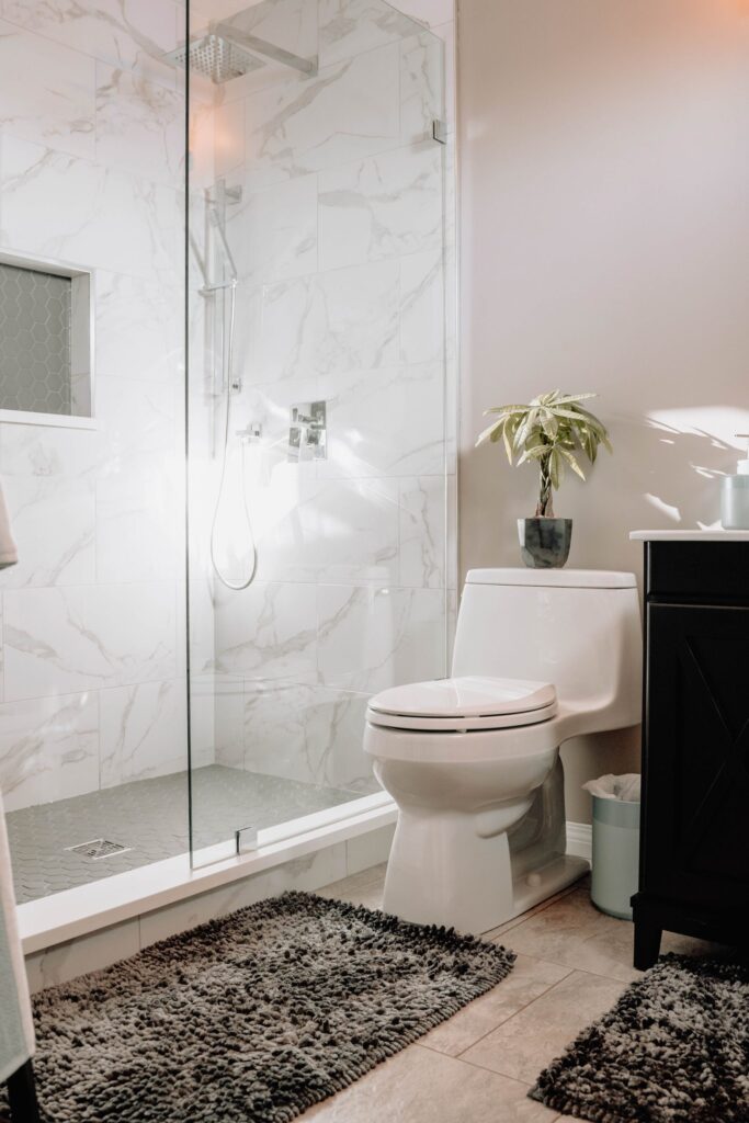 Distintas soluciones con azulejos para el cambio de bañera por ducha
