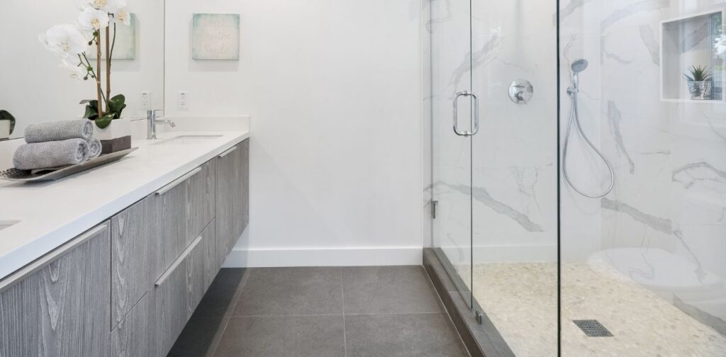 Ideas para ganar espacio al cambiar la bañera por plato de ducha