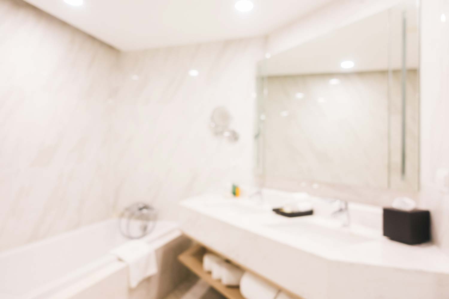¿Cómo elegir lámparas para espejos en el cuarto de baño?